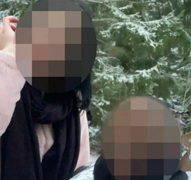 Det två misstänkta kvinnorna har suttit häktade sedan slutet på oktober förra året. Inte förrän förra veckan erkände den äldre kvinnan till misshandel och gravfridsbrott. Häktade kvinnorna.