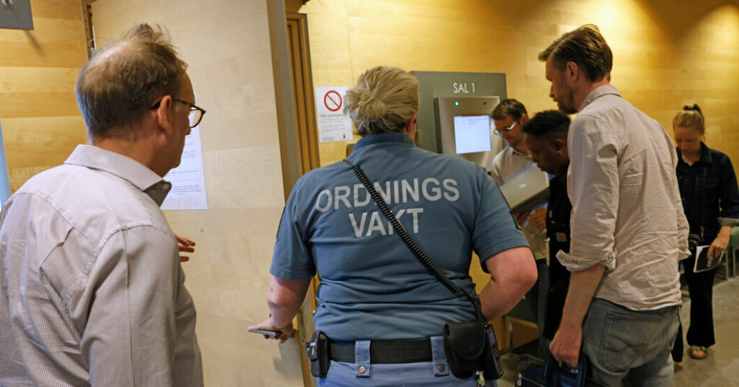 Häktningsförhandlingarna hölls i säkerhetssalen på Södertörns tingsrätt under tisdagen. Två häktade för dubbelmordet i Farsta