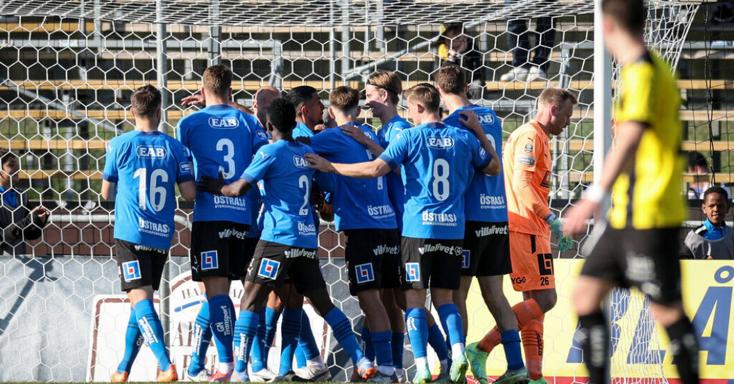 Halmstadsjubel efter 1–0 av Phil Ofosu-Ayeh under söndagens match i allsvenskan mellan Halmstad och Häcken på Örjans Vall i Halmstad. Dråplig miss när Häcken förlorade: "Det är mitt fel"