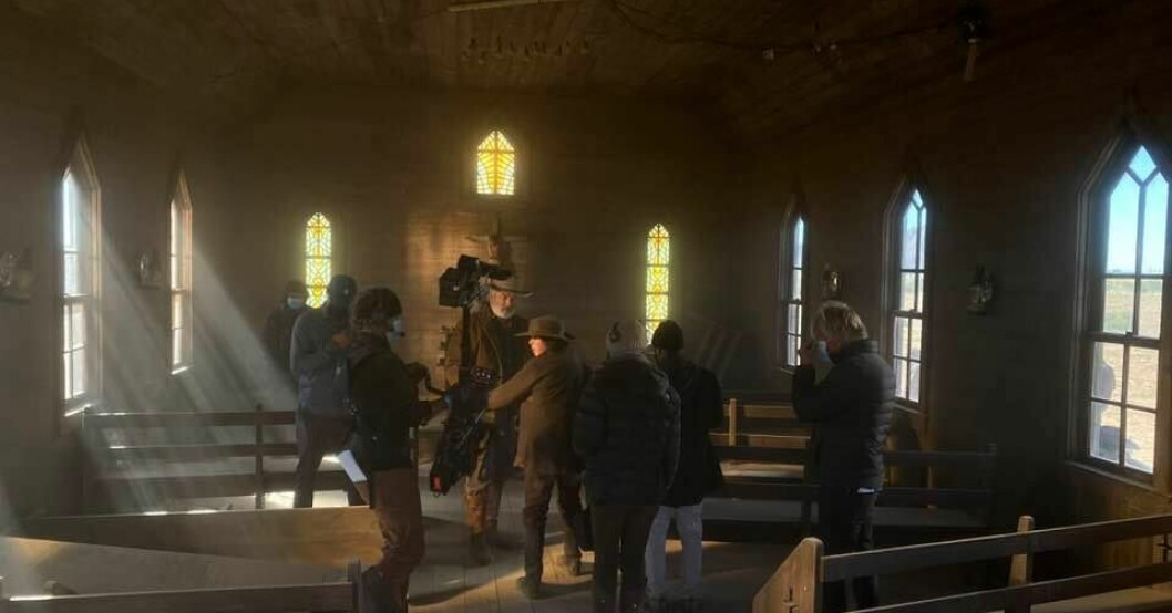 Alec Baldwin och filmteamet repeterade i en liten kyrka när olyckan inträffade. Chefsteknikern Serge Svetnoy har lagt upp en bild från repetionen och skriver på Facebook att det är den sista bilden som togs på Halyna Hutchins. Hon står längst bak med vit mössa och ryggen vänd mot kameran. Sista bilden på Halyna Hutchins