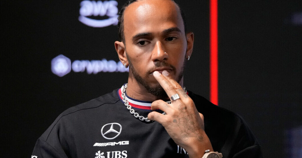 Hamilton kritiserade det egna laget efter VM-premiären i Bahrain. Hamilton backar efter uttalandet: "Inte bra"