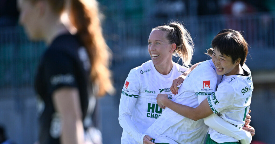 Hammarbys Julia Roddar och tvåmålsskytten Maika Hamano jublar efter ett av målen i 6–1-krossen mot Växjö. Hammarby i topp efter kross