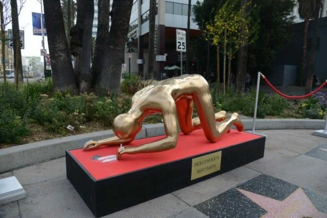 Via: <a href="http://www.theverge.com/2015/2/20/8074327/plastic-jesus-oscars-cocaine-street-art-statue" target="_blank" rel="noopener">The Verge</a> Street artist create controversal Oscars statue