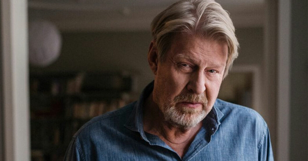 Rolf Lassgård spelar en av huvudrollerna i den nya serien Händelser vid vatten. Rolf Lassgård tittar rakt in i kameran.