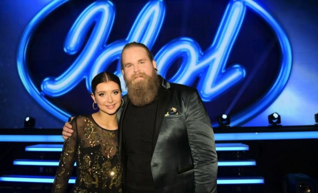 Finalisterna Hanna Ferm och Chris Kläfford efter finalen av Idol 2017 i Globen. FOTO: Stina Stjernkvist/TT