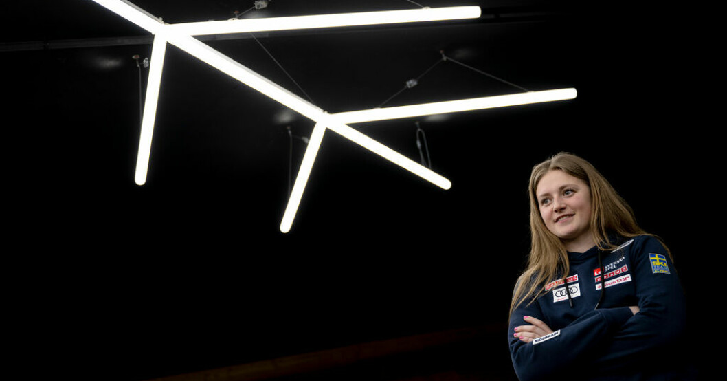 Hanna Aronsson Elfman i det svenska alpinlandslaget på plats under VM i Frankrike. Aronsson Elfman, Sara Hector, Mattias Rönngren och Kristoffer Jakobsen kör för Sverige i tisdagens lagtävling, med Estelle Alphand som reserv. Talangen inför VM-debuten: "Det ska bara bli roligt"