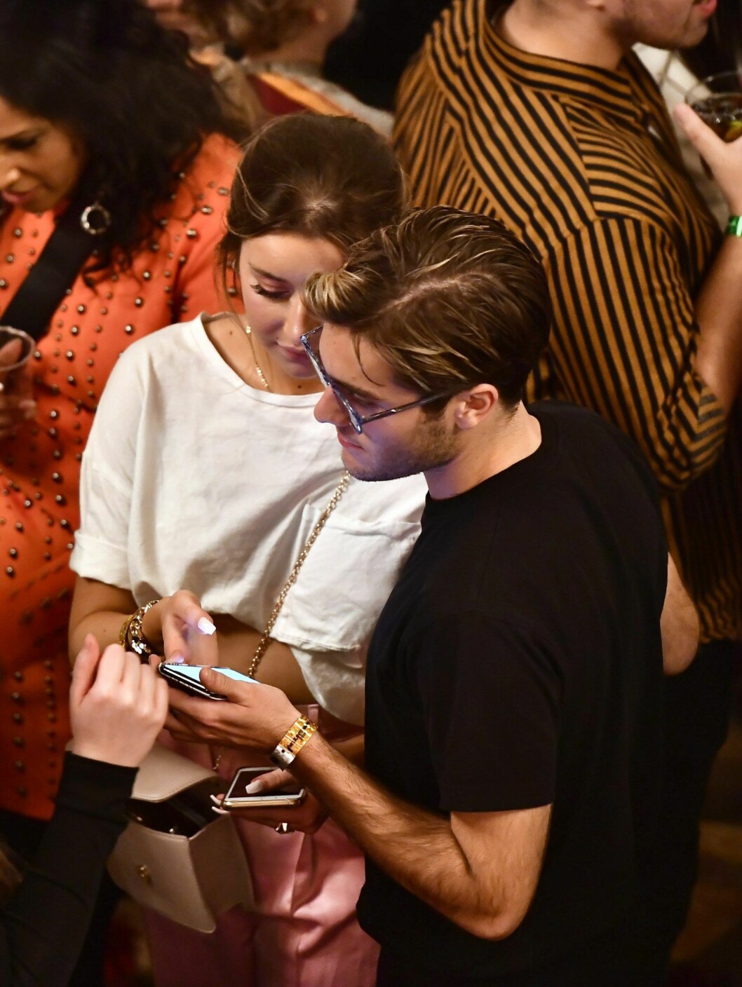 Här byter artisterna telefonnummer med varandra. Hanna Ferm och Benjamin ingrosso byter telefonnummer