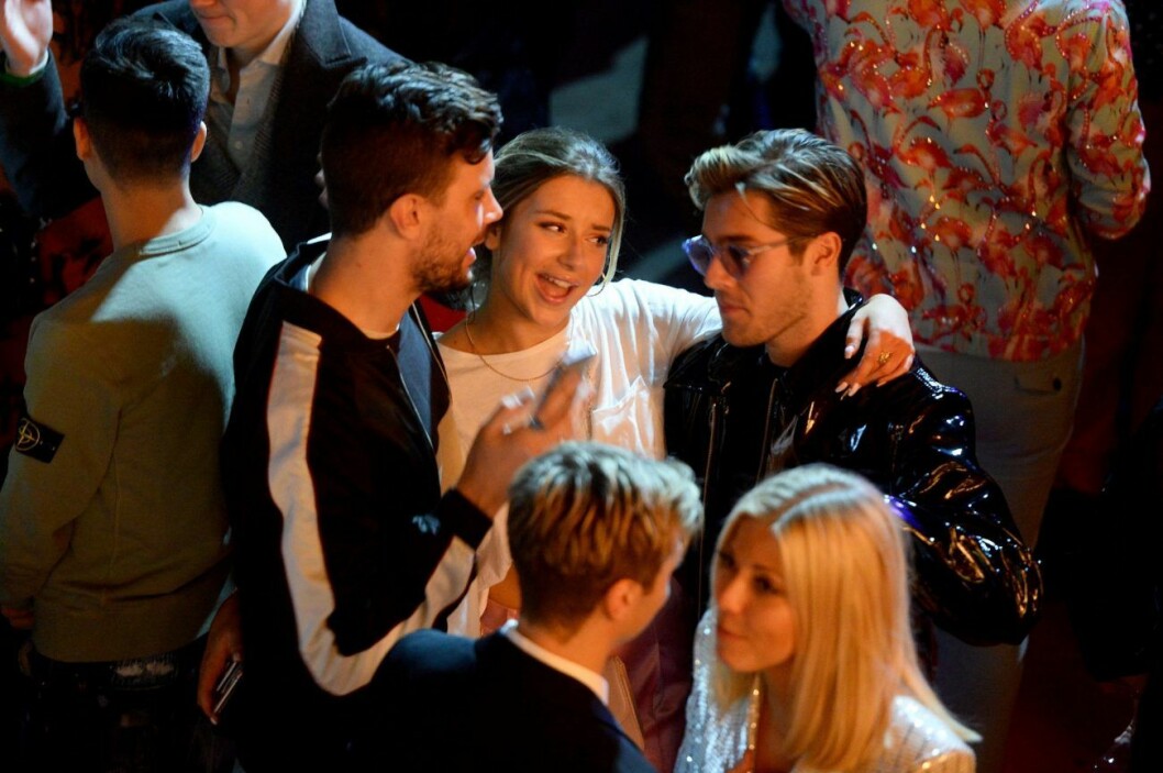 Hanna Ferm och Benjamin Ingrosso såg ut att ha en härlig stund ihop på festen. Hanna Ferm och Benjamin Ingrosso skrattar ihop på dansgolvet