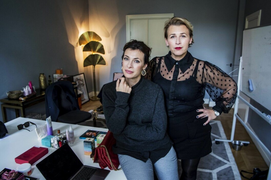 Hannah WIdell och systern Amanda Schulman har podcasten Fredagspodden ihop. Hannah WIdell och Amanda Schulman sitter på ett kontor