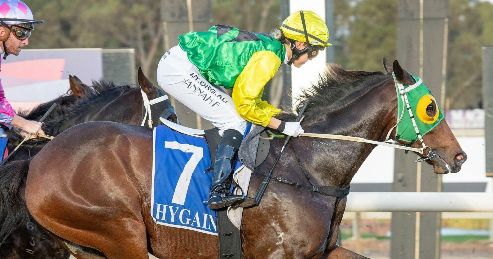 Jockeyn Hannah Fitzgerald galopperar med hästen Neurologic. Hannah Fitzgerald