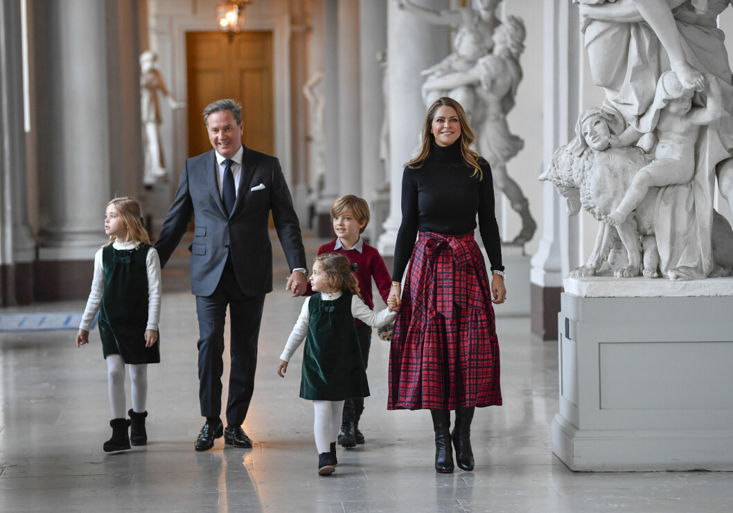 Här anländer prinsessan Madeleine, Chris O'Neill och barnen till granutdelningen vid Stockholms slott. Här anländer prinsessan Madeleine, Chris O'Neil och barnen till granutdelningen vid Stockholms slott.
