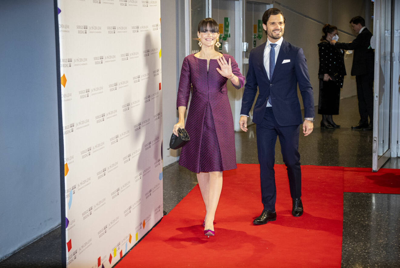 Här anländer prinsessan Sofia och prins Carl Philip till galakvällen Fira demokratin – 100 år i Annexet i Stockholm under måndagskvällen.