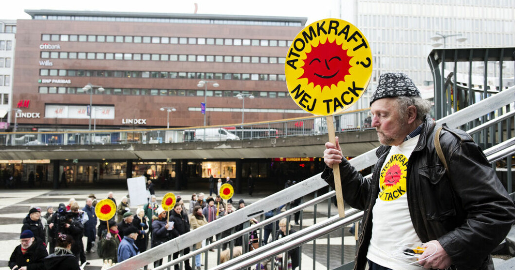 Här används antikärnkraftsmärket på Sergels torg i Stockholm på 30-årsdagen av den svenska kärnkraftsomröstningen. Arkivbild. Dansk strid om soligt antikärnkraftsmärke