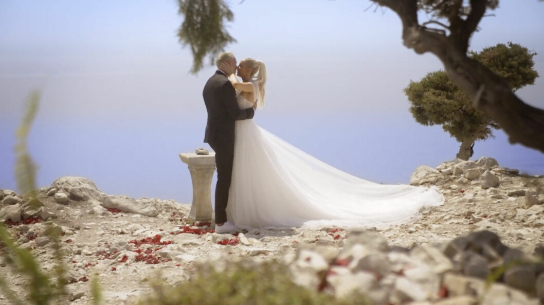 Här blev Jesper Guldbrandsen vald av Julia Franzén under sista rosceremonin i <span class=" italic" data-lab-italic_desktop="italic">Bachelorette</span>. Här blev Jesper Guldbrandsen vald av Julia Franzén under sista rosceremonin i Bachelorette.