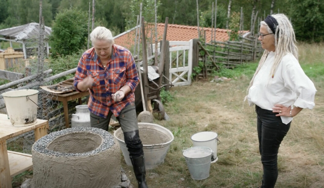 Här färdigställer Beatrice det sista på grillen i söndagens avsnitt av <span class=" italic" data-lab-italic_desktop="italic">Farmen</span> 2022. Veckans storbonde <span class=" bold" data-lab-bold_desktop="bold">Gerty</span> är på plats för att kika hur det går. Här färdigställer Beatrice det sista på grillen i söndagens avsnitt av Farmen 2022. Veckans storbonde Gerty är på plats för att kika hur det går.