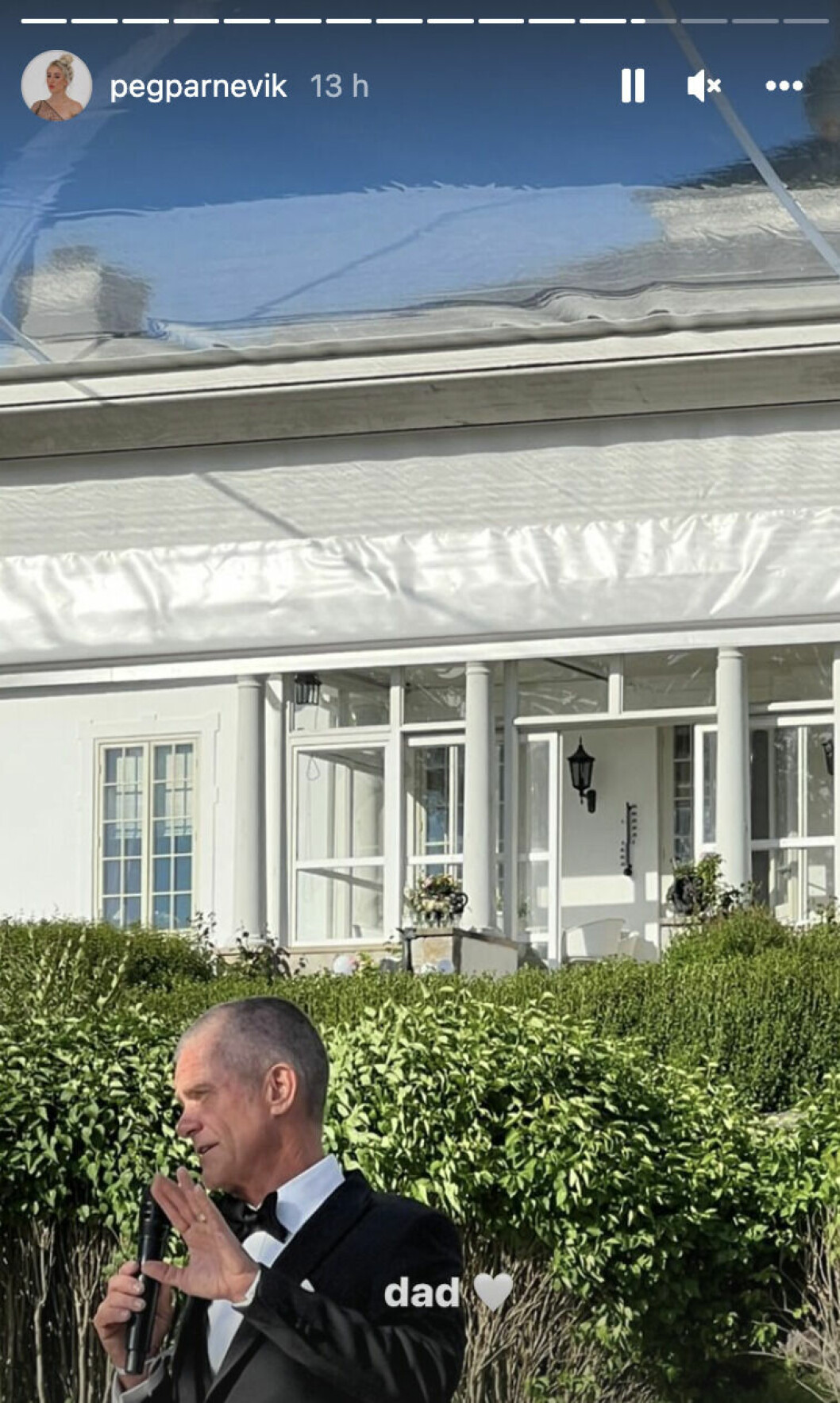 Här håller en stolt pappa Jesper Parnevik tal till dottern i en stilren frisyr. Här håller en stolt pappa Jesper Parnevik tal till dottern i en stilren frisyr.