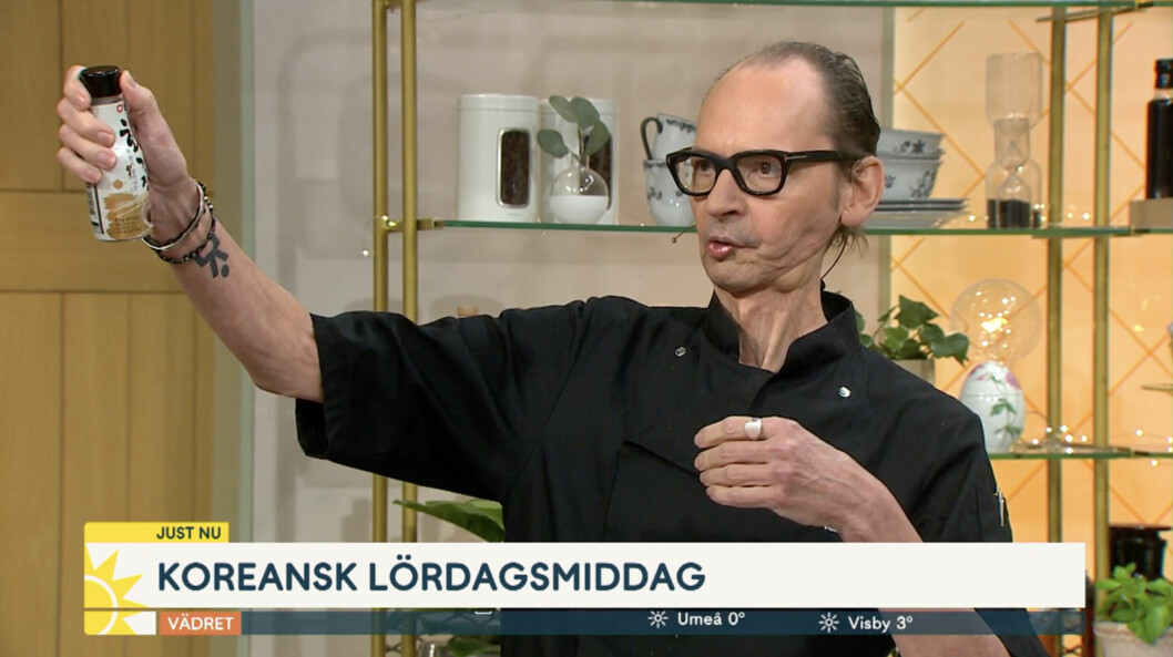 Här håller Erik upp en flaska koreansk soja i ett inslag i Nyhetsmorgon. Ringen som dottern Felicia har gjort sitter på i vanlig ordning. Här håller Erik upp en flaska risvinäger i ett inslag i Nyhetsmorgon. Ringen som dottern gjort sitter på.