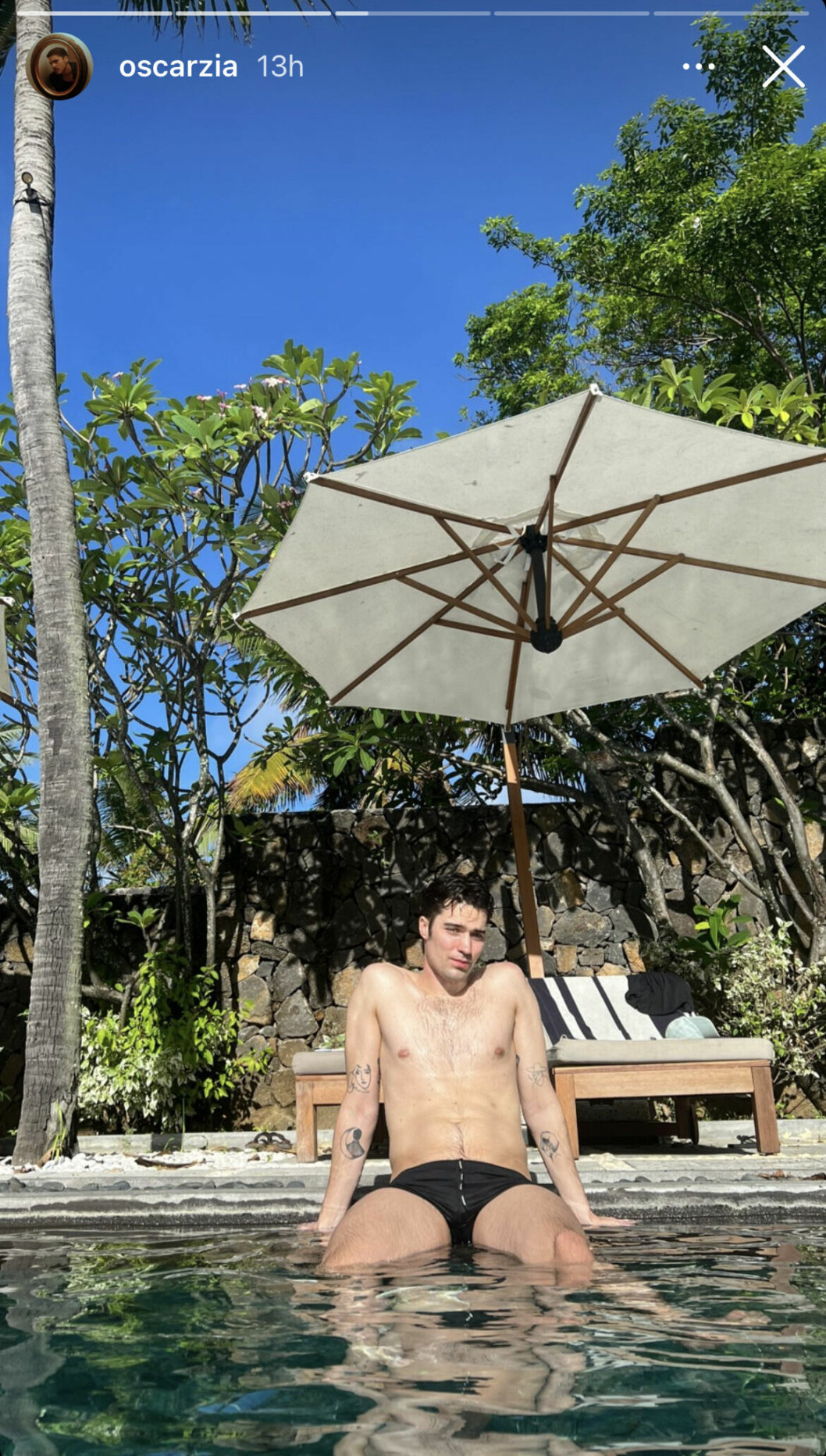 Här njuter Axel av sol och bad vid poolkanten på lyxhotellet. Fasiken vilket snyggt par dessa två utgör ändå! Här njuter Axel av sol och bad vid poolkanten på lyxhotellet. Fasiken vilket snyggt par dessa två utgör ändå!