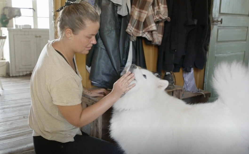 Här säger Farmen-deltagaren Monika hejdå till hunden Ivy. Här säger Farmen-deltagaren Monika hejdå till hunden Ivy.