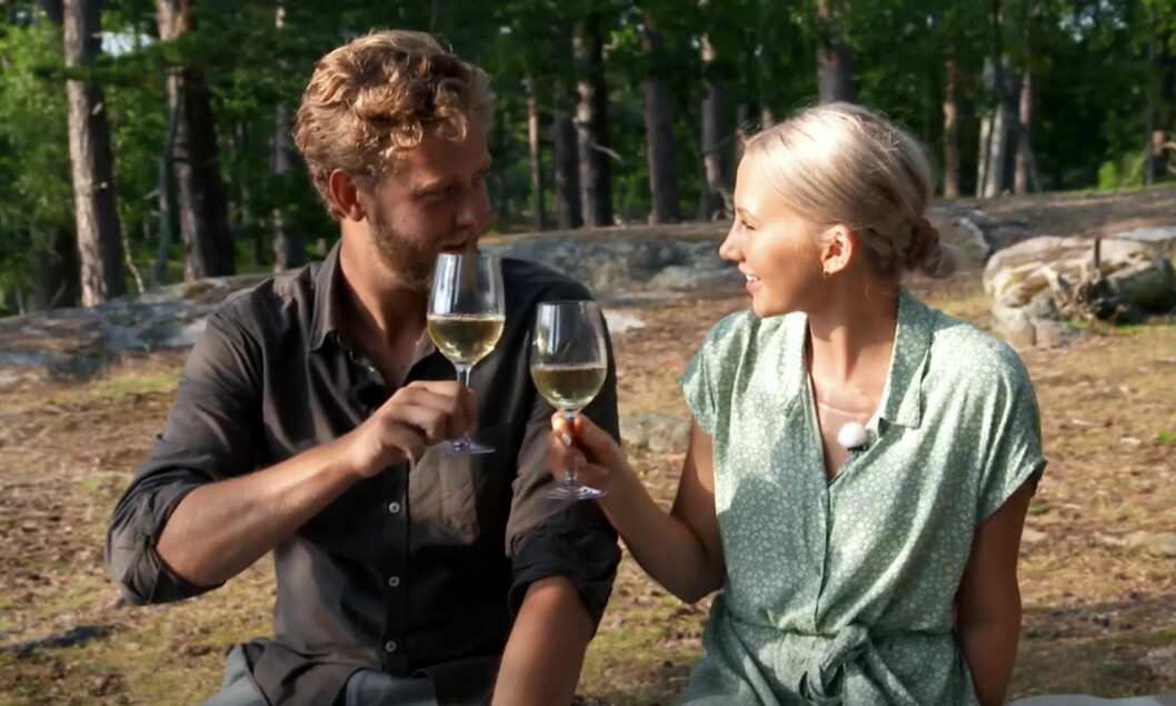 Här skålar Filip och Lina under en romantisk weekend, efter det att Filip valt Lina i slutvalet av <span class=" italic" data-lab-italic_desktop="italic">Bonde söker fru</span> 2021. Här skålar Filip och Lina under en romantisk weekend, efter det att Filip valt Lina i slutvalet av Bonde söker fru 2021.