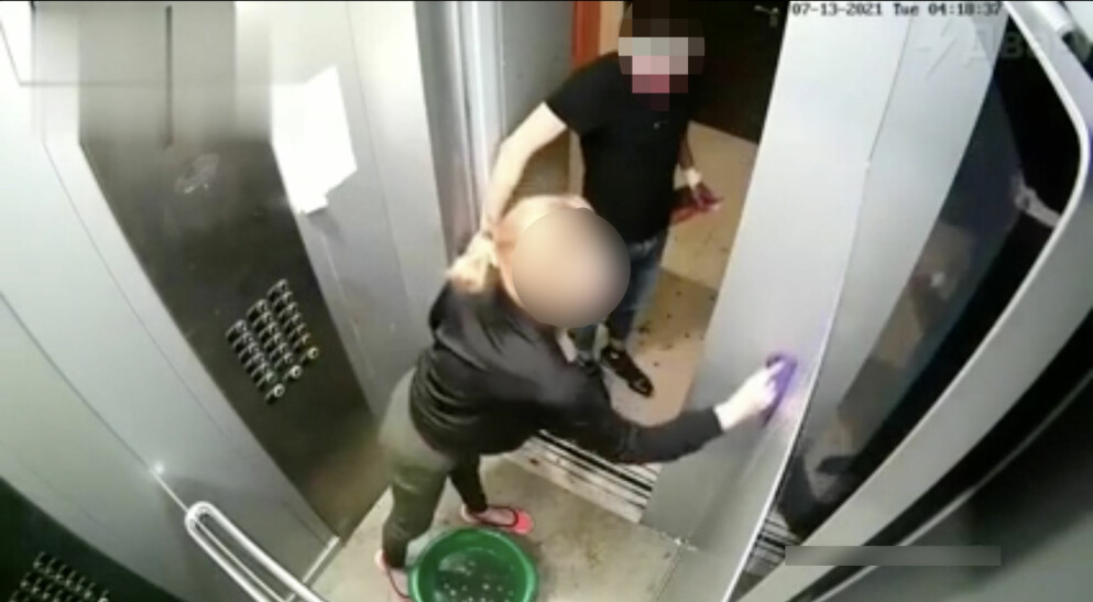 Efter att mannen misshandlat kvinnan instruerar han henne hur hon ska städa hissen från blod och sönderslagna glasflaskor. Efter att mannen misshandlat kvinnan instruerar han henne hur hon ska städa hissen från blod och sönderslagna glasflaskor.