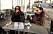 Här syns Benjamin Ingrosso och Frøya Sofie Winther sitta tillsammans vid ett bord på en uteservering och lapa sol.
