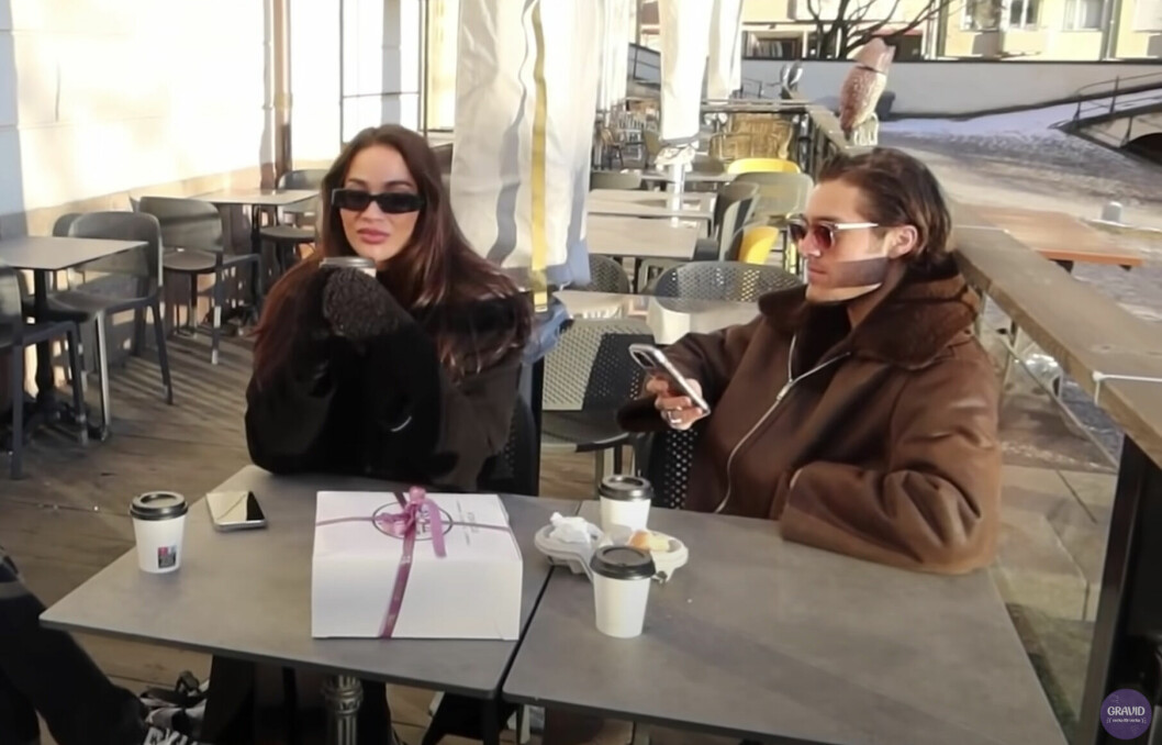 Här syns Benjamin Ingrosso och Frøya Sofie Winther sitta tillsammans vid ett bord på en uteservering och lapa sol. Här syns duon Benjamin Ingrosso och Frøya Sofie Winther sitta tillsammans vid ett bord på en uteservering och lapa sol.