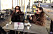 Här syns duon Benjamin Ingrosso och Frøya Sofie Winther sitta tillsammans vid ett bord på en uteservering och lapa sol.