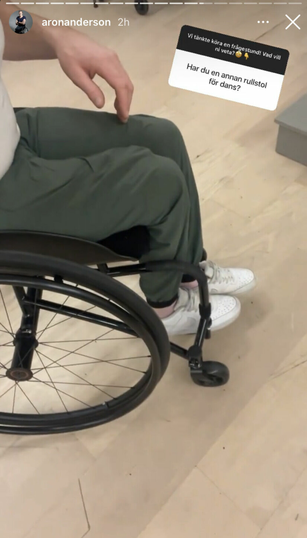 Här visar Aron upp den speciella rullstolen som han dansar i under sin medverkan i <span class=" italic" data-lab-italic_desktop="italic">Let's dance</span> 2022.. Här visar Aron upp den speciella rullstolen som han dansar i under sin medverkan i Let's dance 2022..