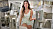 Här visar Bianca Ingrosso upp inspirationsbilderna för kommande badrumsrenoveringen.