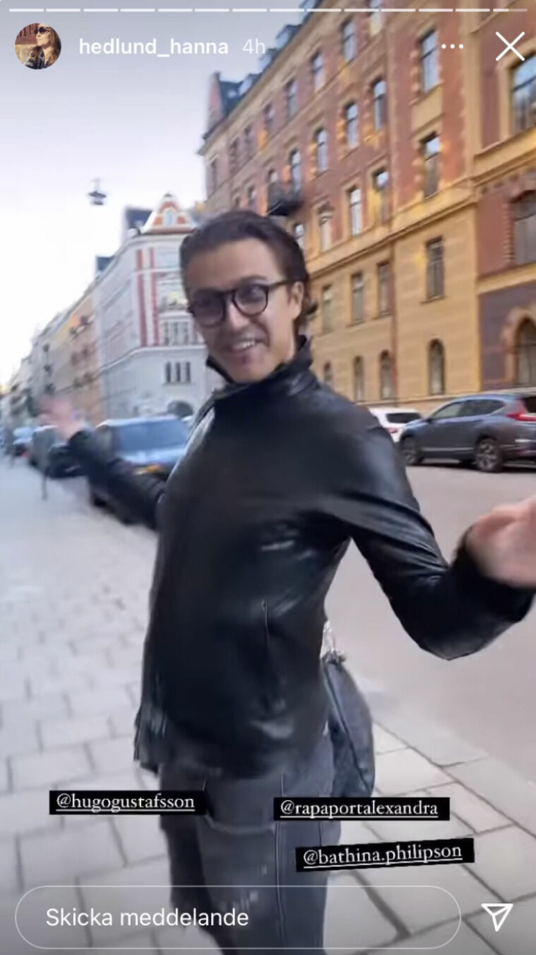 Här visar Hanna upp hur <span class=" italic" data-lab-italic_desktop="italic">Let's dance</span>-Hugo gör henne och vännerna sällskap på vägen hem en tidig morgon. Här visar Hanna upp hur Let's dance-Hugo gör henne och vännerna sällskap på vägen hem.