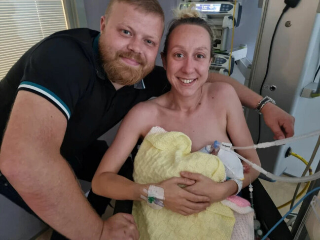 Dottern Madison föddes 12 veckor för tidigt och avslöjade den elakartade cancertumören. Harriet och Nicholas med dottern Madison på sjukhuset.