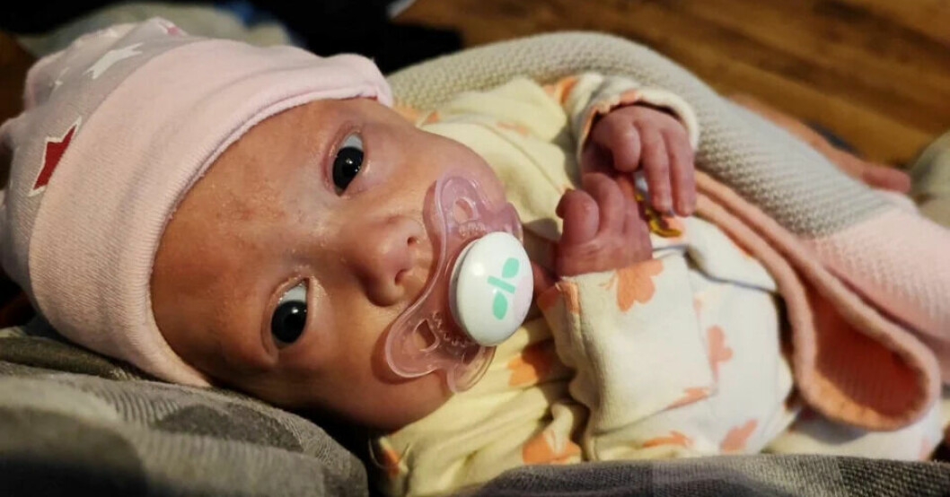 Madison föddes i juli tidigare i år och fick äntligen lämna sjukhuset den 19 september. Madison, nyfödd med napp och mössa.