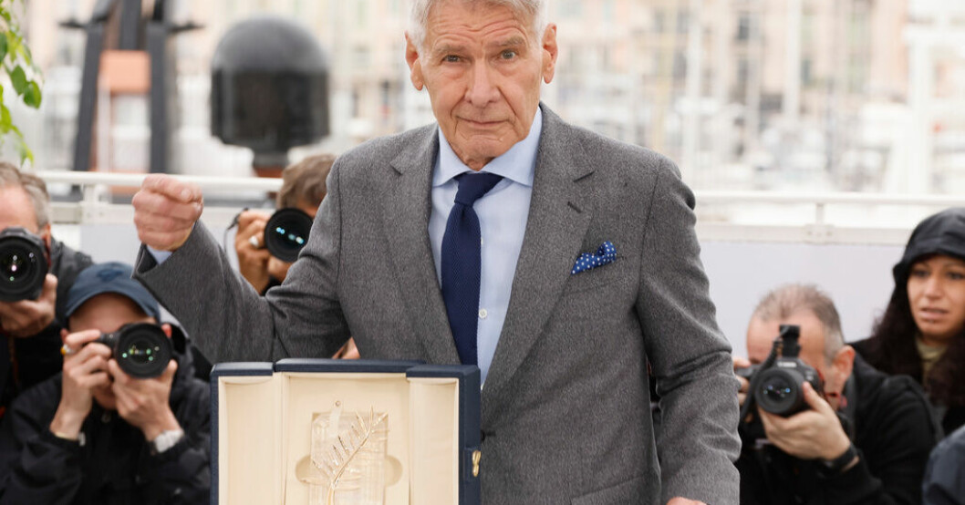 Harrison Ford poserar med sin Hedersguldpalm i Cannes. Harrison Ford stal showen i Cannes: Är i form