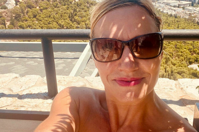 Kelly flög till Grekland och var där några veckor för att säkerställa att hon blev gravid. Kelly flög till Grekland och var där några veckor för att se till att hon blev gravid.