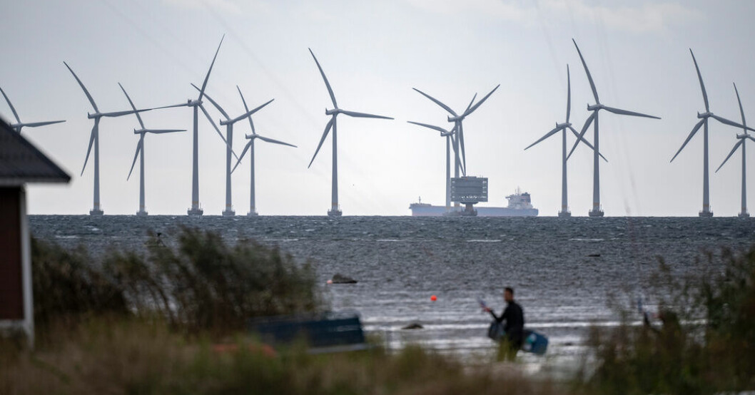 Havsbaserad vindkraftverk i Lillgrunds vindkraftpark utanför Bunkeflostrand söder om Öresundsbron. Verken snurrar på i hård vind. Arkivbild. Branschen om vindparkerna: "En milstolpe"