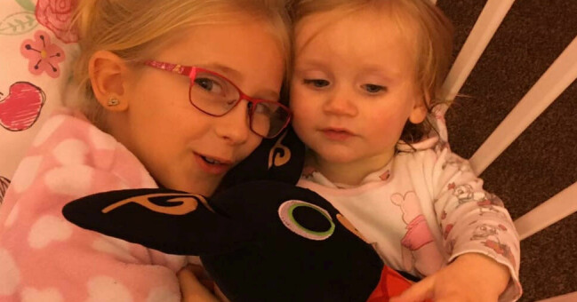 Hailey, 1, i sin spjälsäng tillsammans med sin storasyster. Det var just i sängen som hennes föräldrar hittade henne död veckan innan jul. Hailey, 1, i sin spjälsäng tillsammans med sin storasyster. Det var just i sängen som hennes föräldrar hittade henne död veckan innan jul.