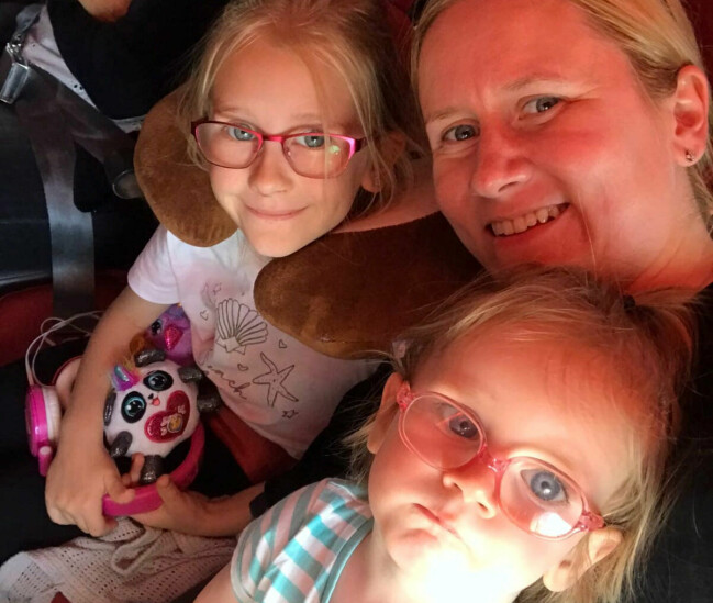 Hailey med sin mamma och storasyster. Hailey med sin mamma och storasyster.