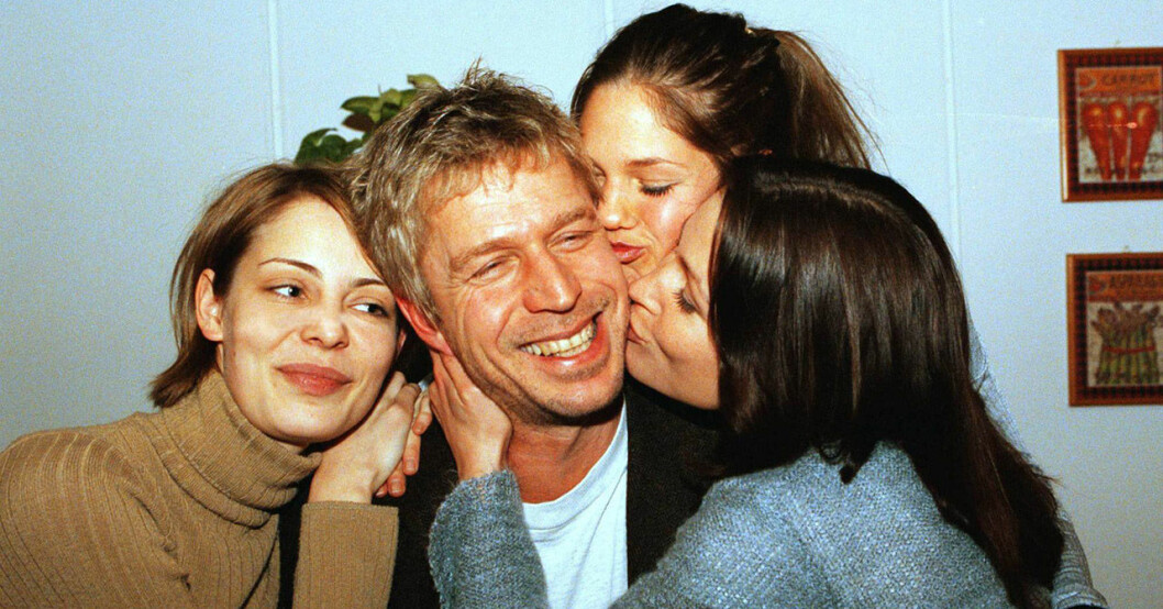 Johan Hedenberg omgiven av Charlotta Jonsson, Rakel Wärmländer och Ines Sebalj i samband med Skilda världar 1998. Johan Hedenberg omgiven av Charlotta Jonsson, Rakel Wärmländer och Ines Sebalj.