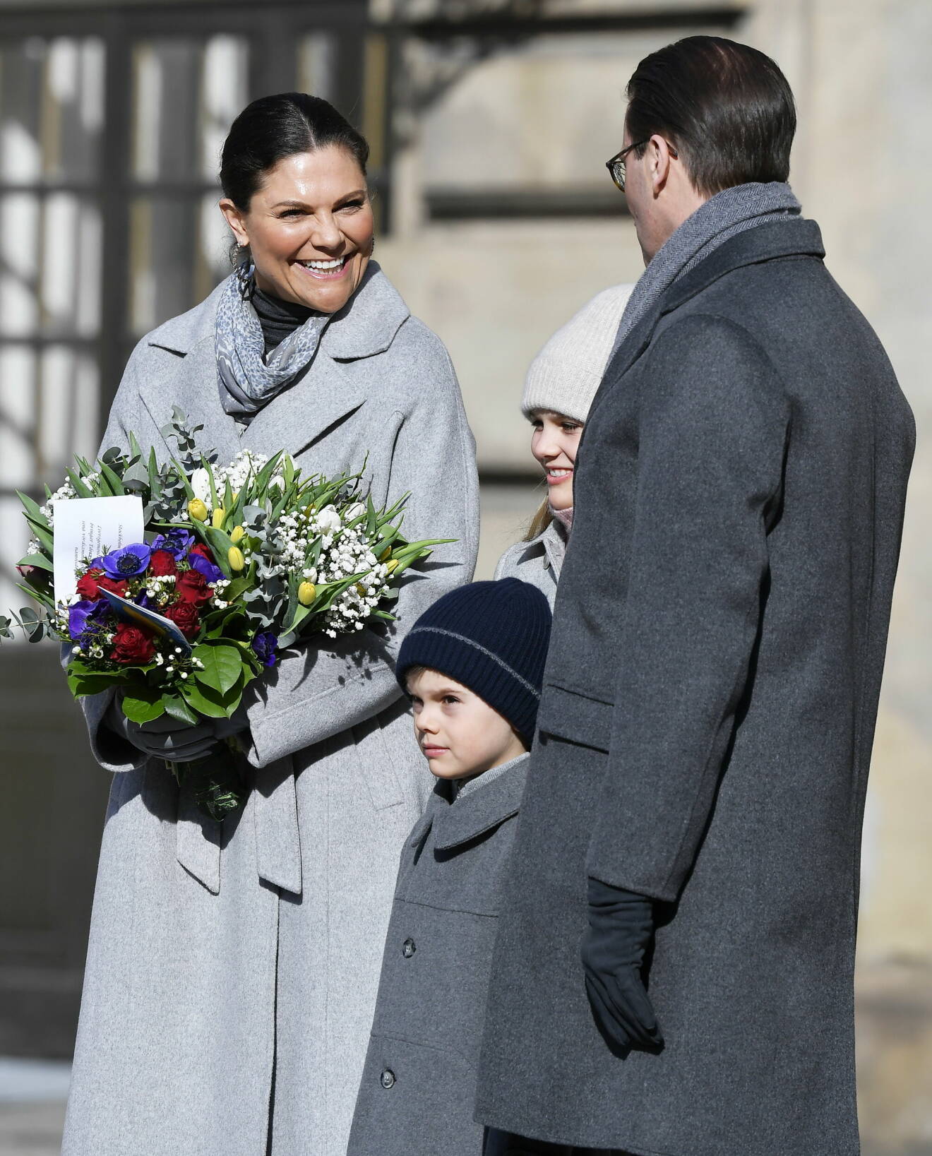 Hela den svenska kronprinsessfamiljen vid namnsdagsfirandet av Victoria på Stockholms slott förra veckan.