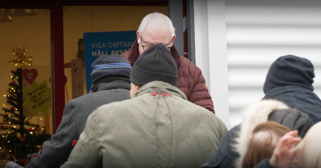 Innan kunderna får komma in i butiken delar Gunnar Dahlqvist ut nummerlappar till de som står i kö utanför. Gunnar Dahlqvist delar ut nummerlappar till kunder som står i kö utanför.