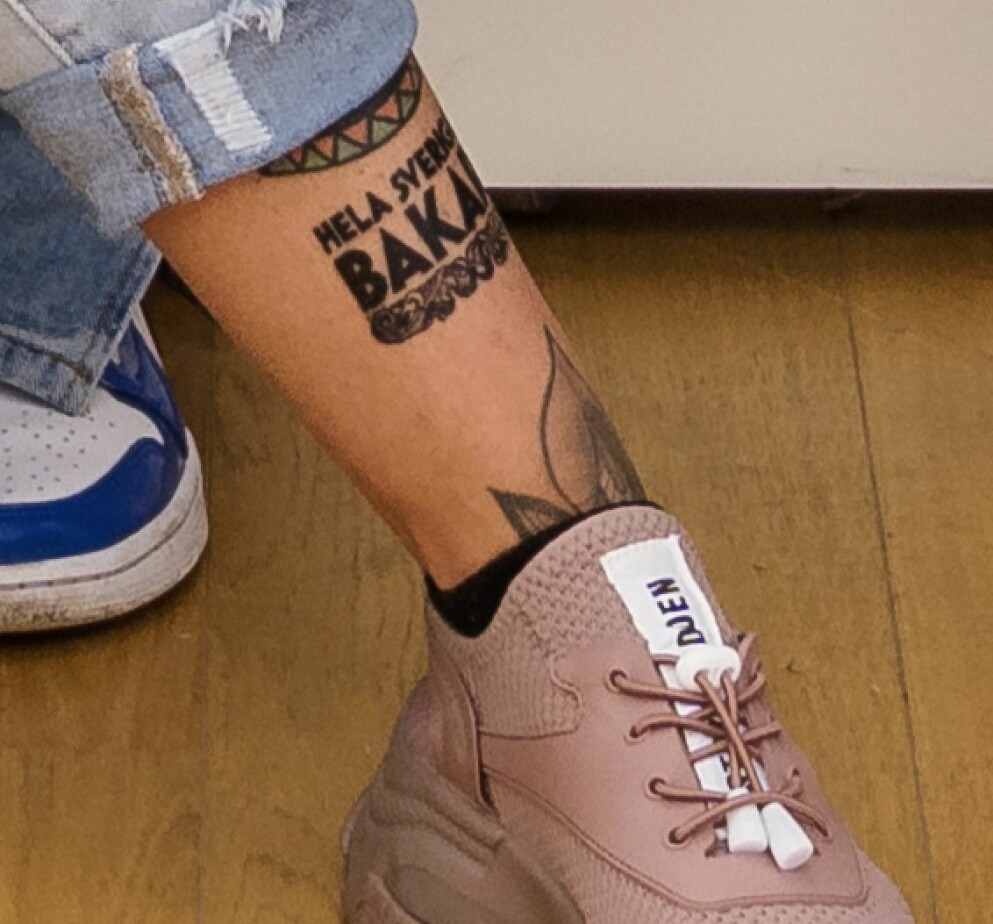 Andréa har tatuerat <span class=" italic" data-lab-italic_desktop="italic">”Hela Sverige bakar” </span>på smalbenet. Hela Sverige bakar-tatuering på Andrea Asks ben