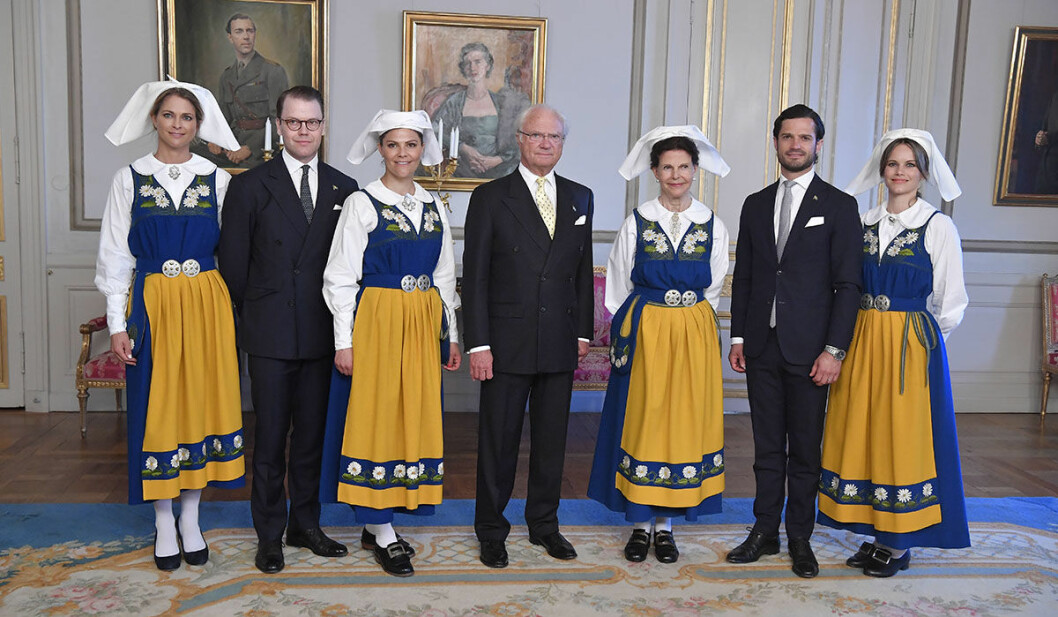 Prinsessan Madeleine, prins Daniel, kronprinsessan Victoria, kung Carl Gustaf, drottning Silvia, prins Carl Philip och prinsessan Sofia vid nationaldagsmottagningen på Stockholm slott i samband med nationaldagsfirandet.