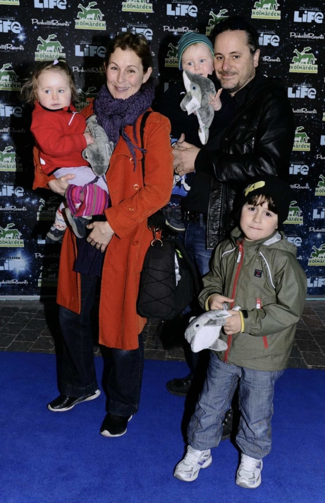 Helen Sjöholm och maken David Granditsky med barnen på säsongspremiären av Kolmården år 2013. Helen Sjöholm med maken och barnen