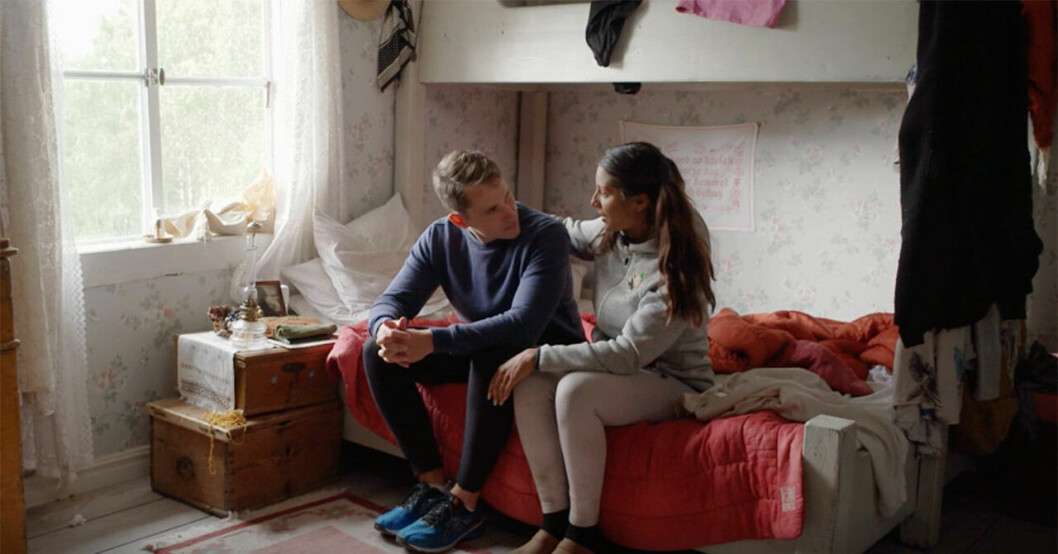 Helené i ett förtroligt samtal med fästmannen Robin inne i Farmen-huset. Nu är förhållandet över.