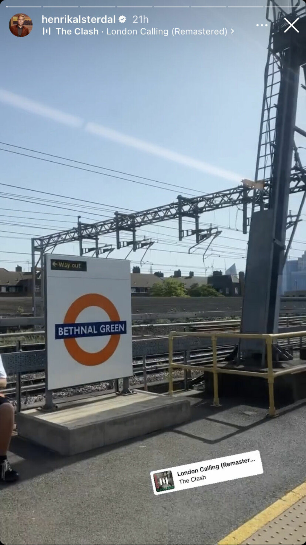 Henrik Alsterdal annonserar ankomsten till London med en riktig dänga; låten <span class=" italic" data-lab-italic_desktop="italic">London calling</span> av The clash. Henrik Alsterdal annonserar ankomsten till London med en riktig dänga; låten London calling av The clash.