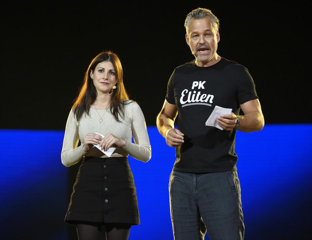 Henrik Schyffert och Nour El Refai stod på scenen tillsammans som programledare för konserten <span class=" italic" data-lab-italic_desktop="italic">Hela Sverige skramlar</span>, till förmån för människor på flykt, år 2015. Henrik Schyffert och Nour El Refai stod på scenen tillsammans som programledare för konserten Hela Sverige skramlar, till förmån för människor på flykt, år 2015.