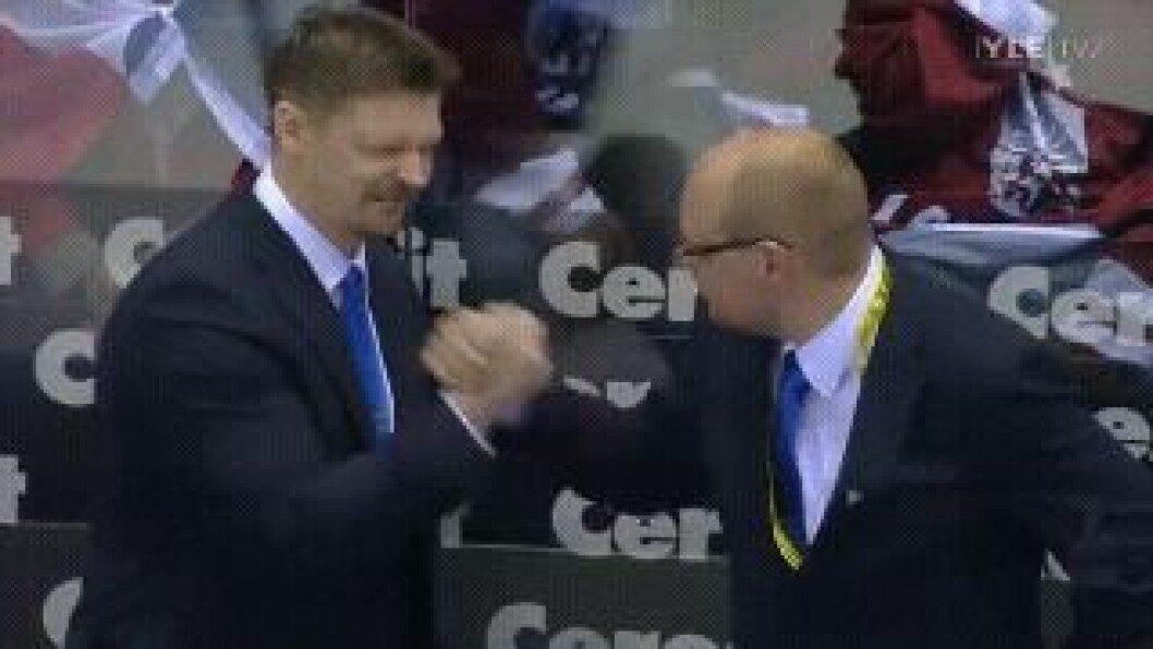 Via: <a href="http://weknowgifs.com/wp-content/uploads/2013/05/awkward-handshakes-gif-1.gif" target="_blank" rel="noopener">We Know Gifs</a> highfive20