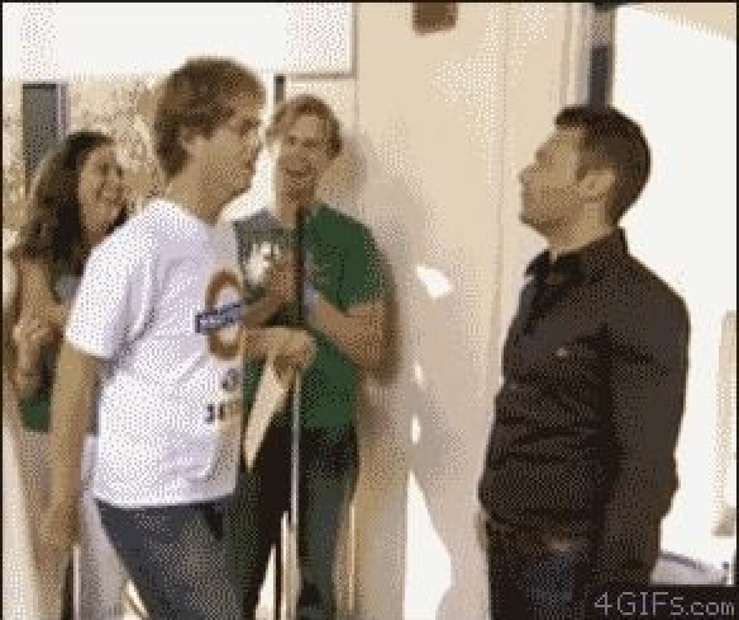 Via: <a href="http://weknowgifs.com/wp-content/uploads/2013/05/ryan-seacrest-highfiving-blind-guy-gif.gif" target="_blank" rel="noopener">We Know Gifs</a> highfive2