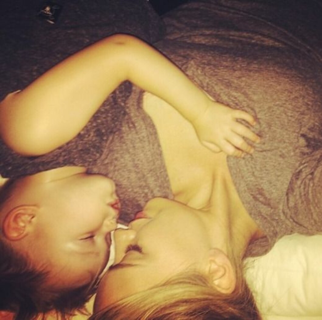 Via: <a href="https://instagram.com/p/oefD-ltTVw/" target="_blank">Instagram</a> hilary duff sleeping